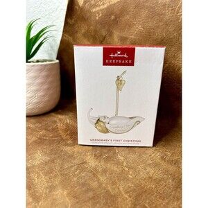 Hallmark 2023 Keepsake Grandbaby's First Christmas Pea in a Pod Ornament New Box